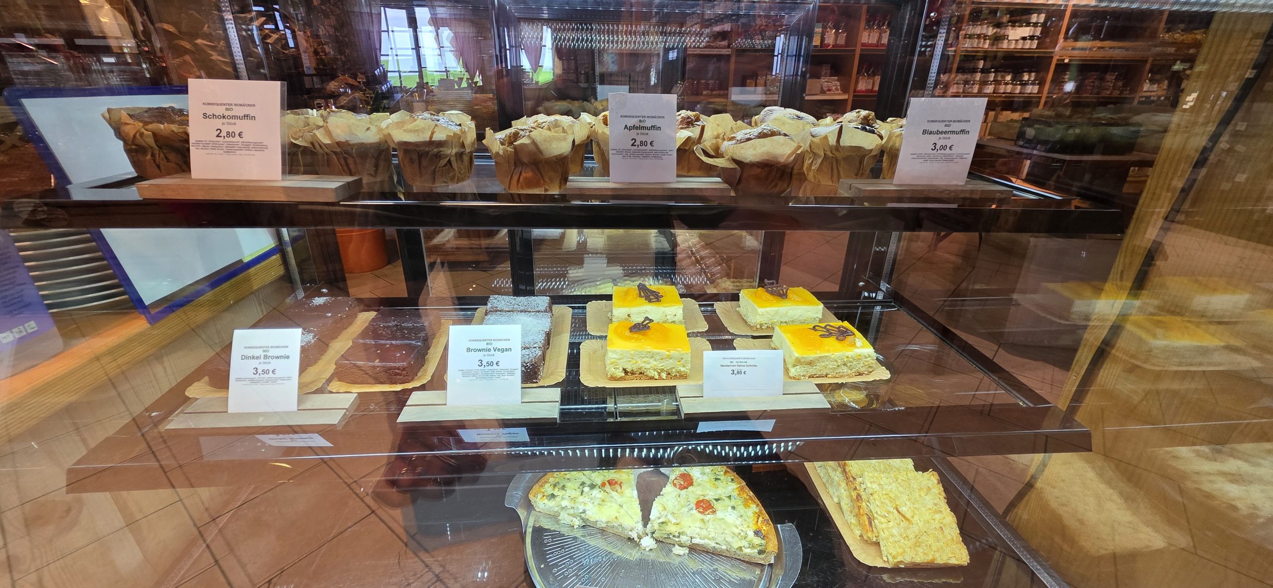 Kuchentheke mit Muffins, Brownies und Käsekuchen im Hofladen der Bergischen Bauernscheune