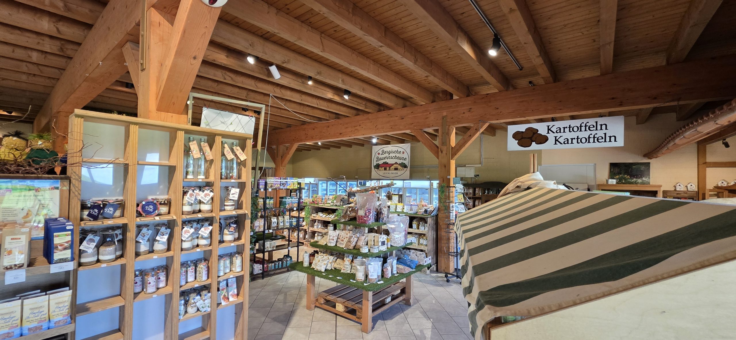 Regale mit regionalen Produkten im Hofladen der Bergischen Bauernscheune