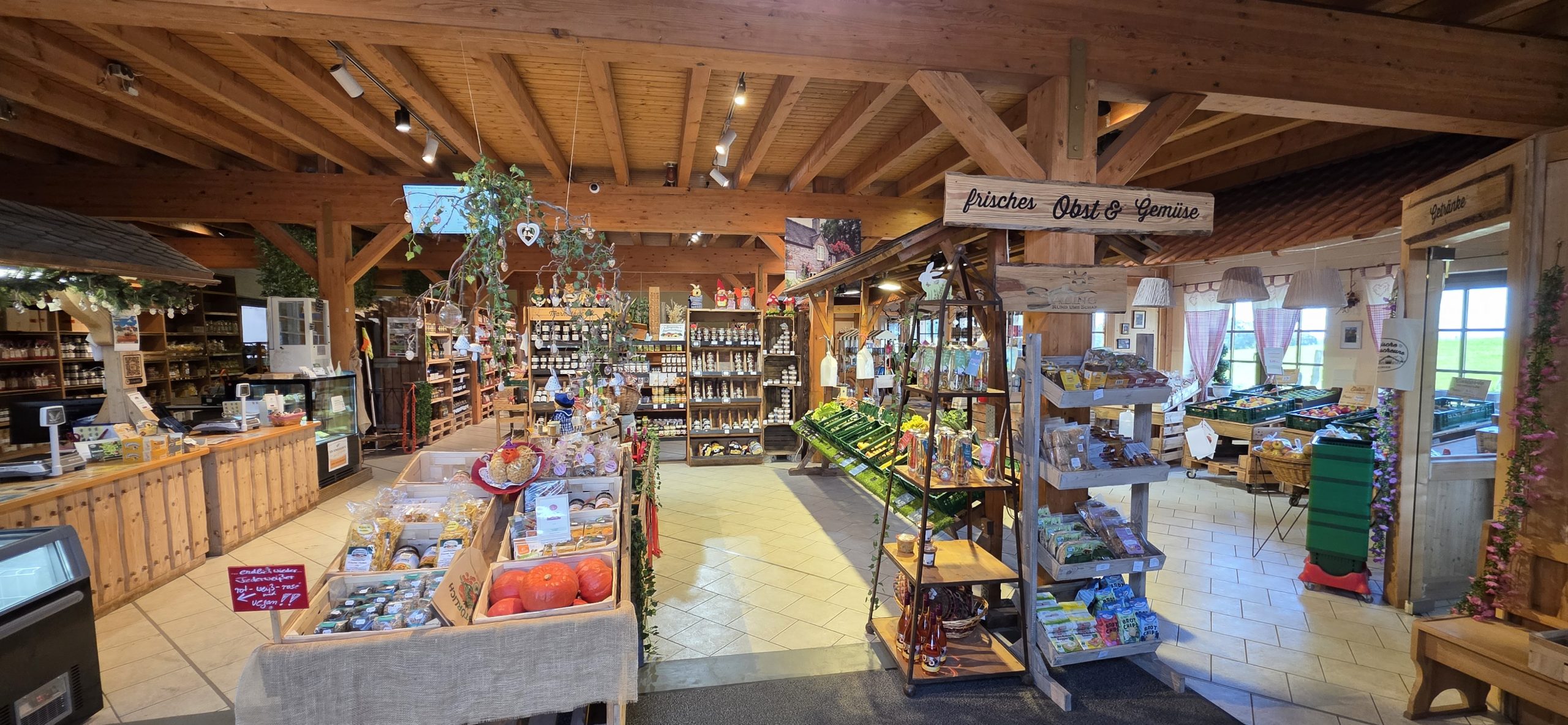 Blick in den Hofladen der Bergischen Bauernscheune mit frischem Obst und Gemüse